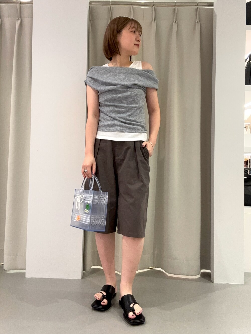 グレー系のタンクトップ、その他のハンドバッグ、グレー系のその他パンツを着用したレディースの夏コーディネートの2枚目の写真