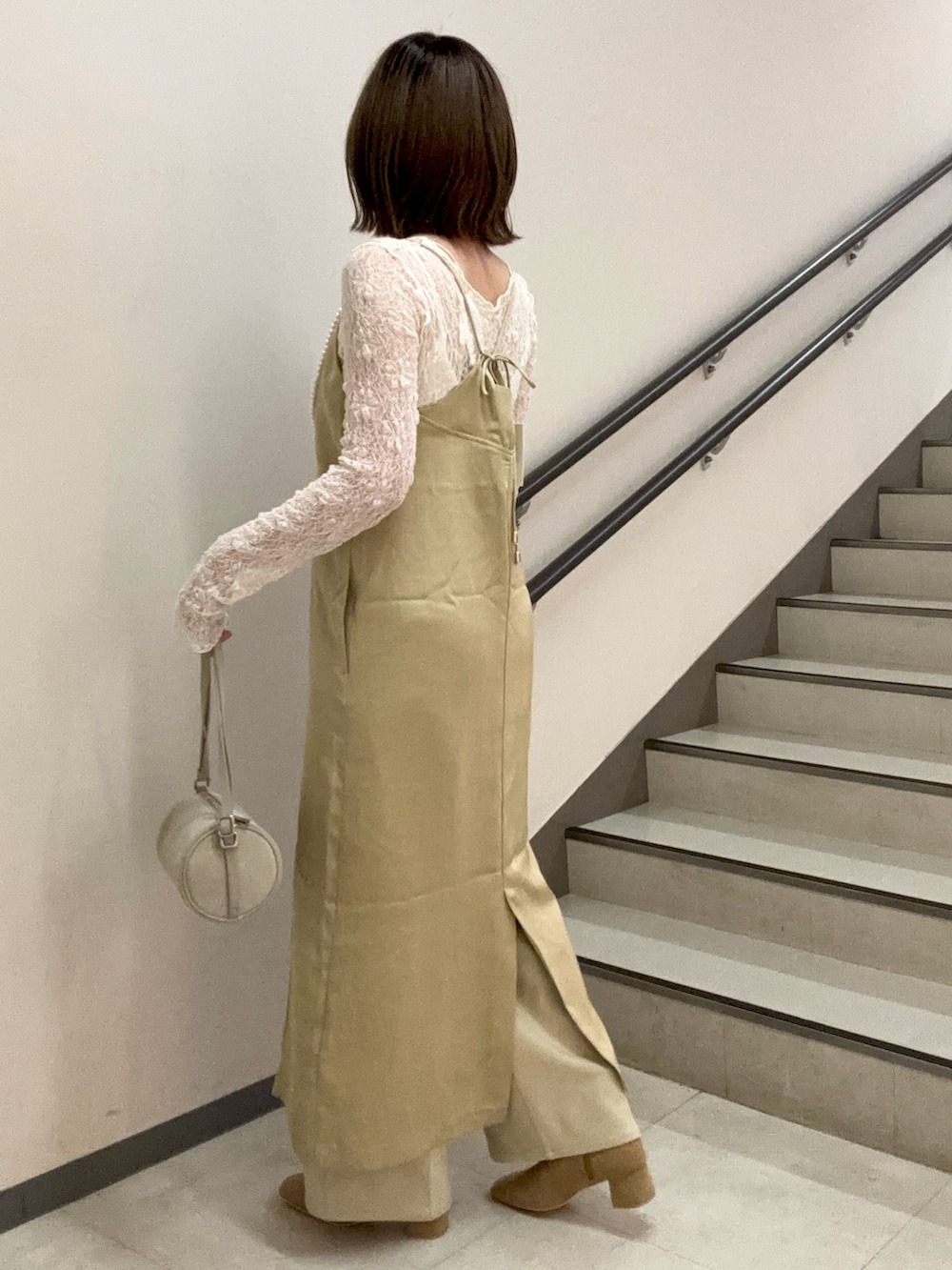 ベージュ系のワンピース、ベージュ系のその他パンツ、ベージュ系のブーツを着用したレディースの秋コーディネートの3枚目の写真