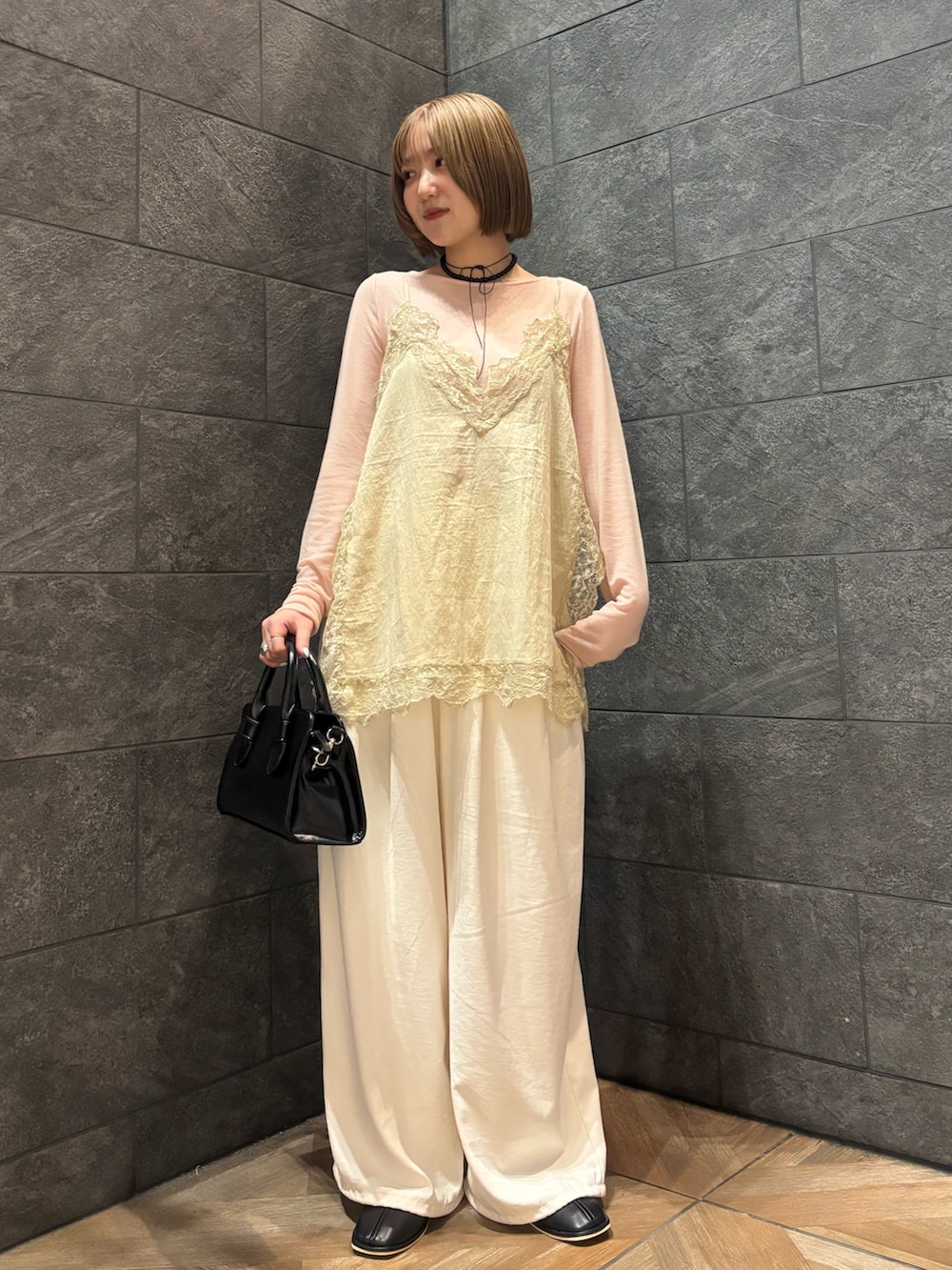 ピンク系のTシャツ/カットソー、ベージュ系のキャミソール、ホワイト系のその他パンツを着用したレディースの冬コーディネートの2枚目の写真