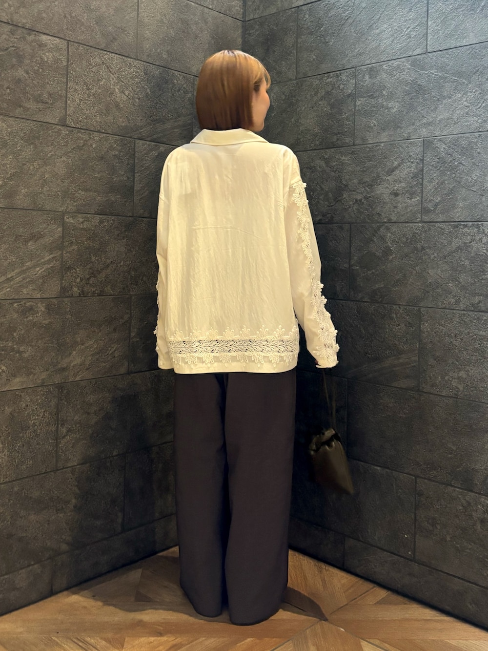 ホワイト系のシャツ/ブラウス、ブラウン系のその他パンツ、ブラック系のローファーを着用したレディースの冬コーディネートの3枚目の写真