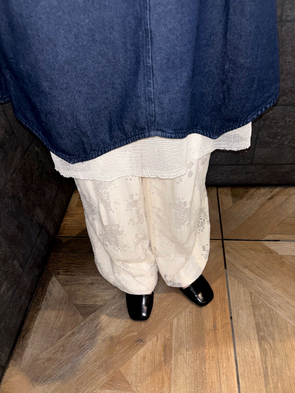 グレー系のTシャツ/カットソー、ブルー系のワンピース、ホワイト系のその他パンツを着用したレディースの冬コーディネートの5枚目の写真