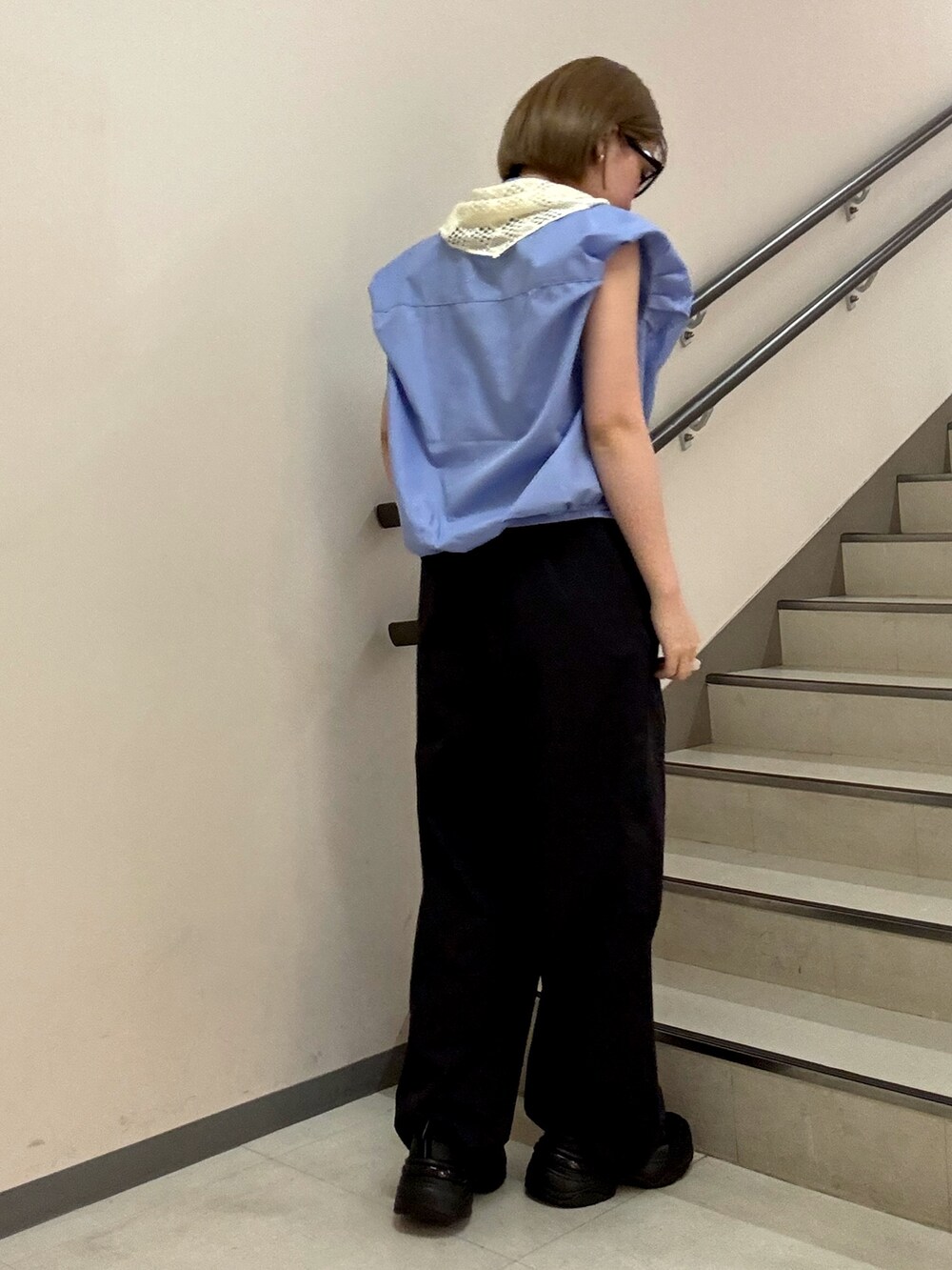 ブルー系のシャツ/ブラウス、ブラック系のその他パンツ、ホワイト系のバンダナ/スカーフを着用したレディースの春コーディネートの5枚目の写真