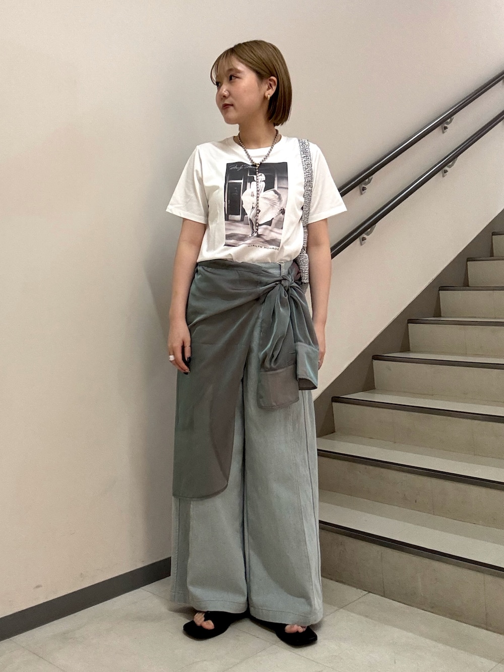 その他のTシャツ/カットソー、ブルー系のデニムパンツ、グリーン系のシャツ/ブラウスを着用したレディースの春コーディネートの4枚目の写真