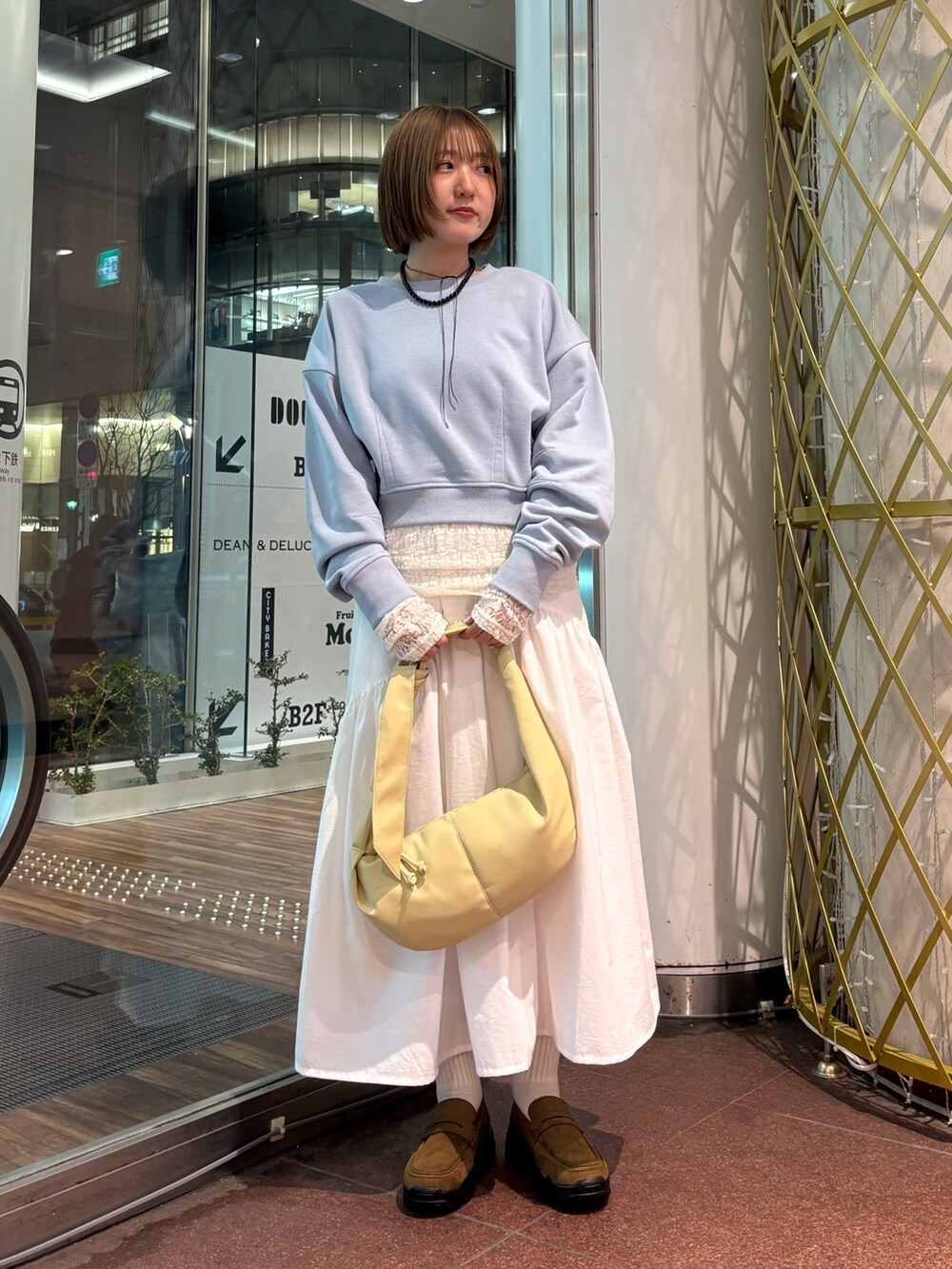 ブルー系のスウェット、ホワイト系のTシャツ/カットソー、ホワイト系のスカートを着用したレディースの冬コーディネートの2枚目の写真