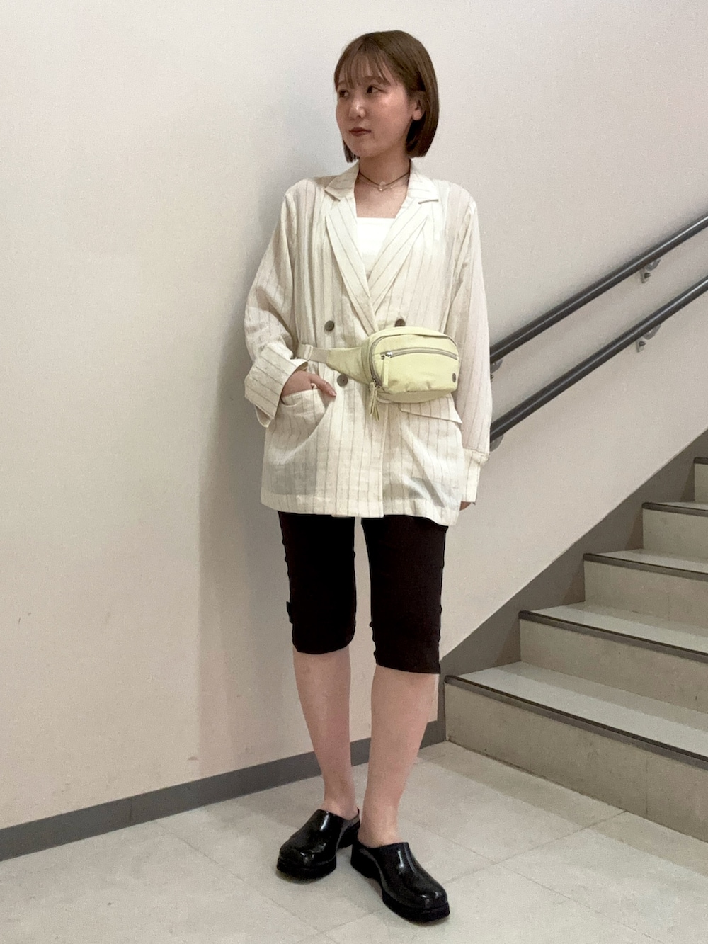 ブラウン系のその他パンツ、ホワイト系のその他アウター、ホワイト系のキャミソールを着用したレディースの夏コーディネートの5枚目の写真