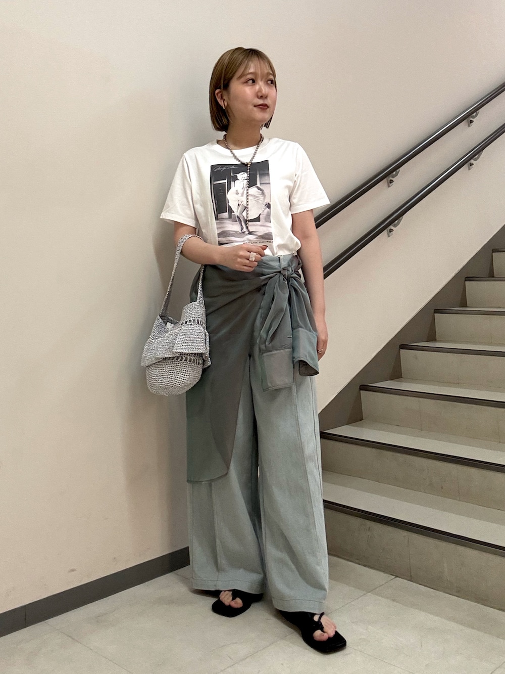 その他のTシャツ/カットソー、ブルー系のデニムパンツ、グリーン系のシャツ/ブラウスを着用したレディースの春コーディネートの2枚目の写真