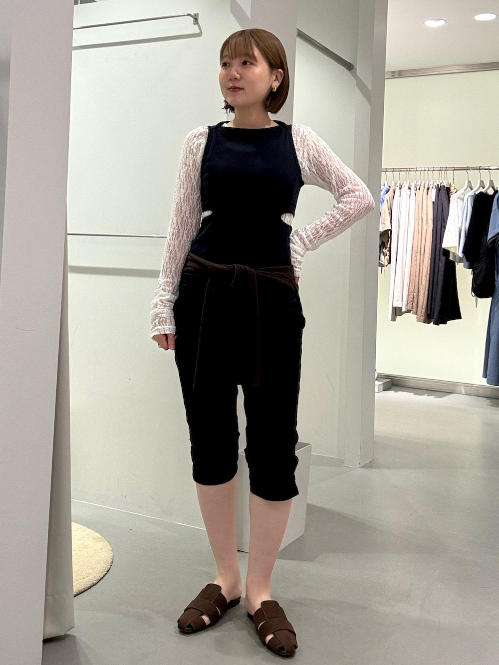 ブラック系のその他パンツ、ホワイト系のTシャツ/カットソー、ブルー系のタンクトップを着用したレディースの夏コーディネートの2枚目の写真