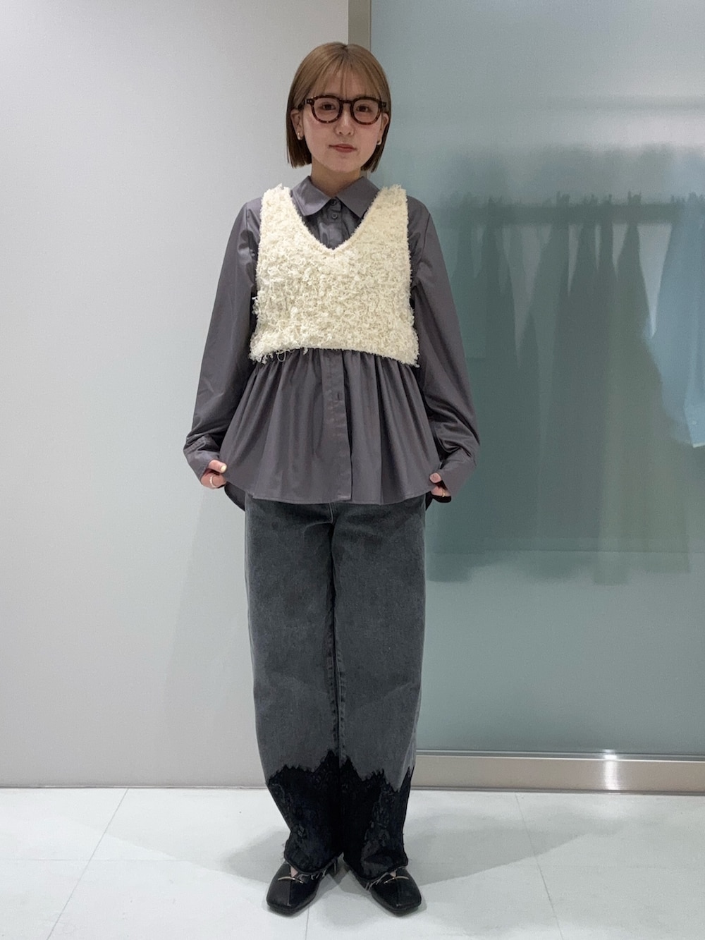 ホワイト系のシャツ/ブラウス、ホワイト系のベスト、グレー系のデニムパンツを着用したレディースの春コーディネートの5枚目の写真