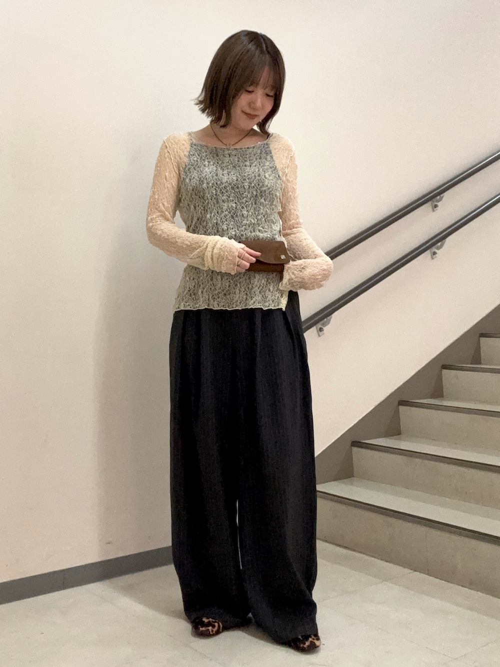 ベージュ系のTシャツ/カットソー、グレー系のその他パンツ、ブラウン系のベルトを着用したレディースの秋コーディネートの3枚目の写真