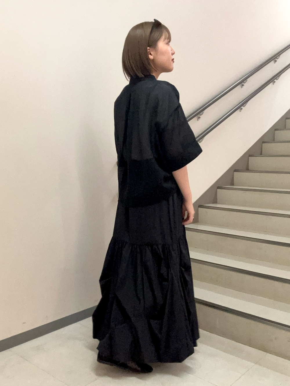 その他のTシャツ/カットソー、ブラック系のスカート、ブラック系のパンプスを着用したレディースの春コーディネートの4枚目の写真