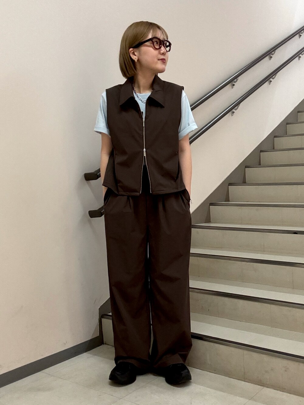 ブラウン系のベスト、ブラウン系のその他パンツ、その他のTシャツ/カットソーを着用したレディースの春コーディネートの4枚目の写真