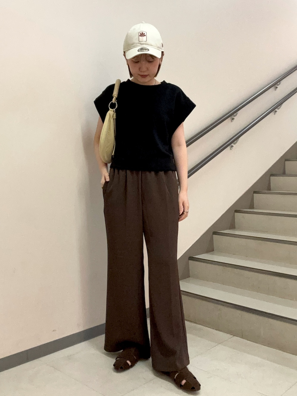 ブラック系のTシャツ/カットソー、ブラウン系のその他パンツ、ブラウン系のサンダルを着用したレディースの夏コーディネートの3枚目の写真