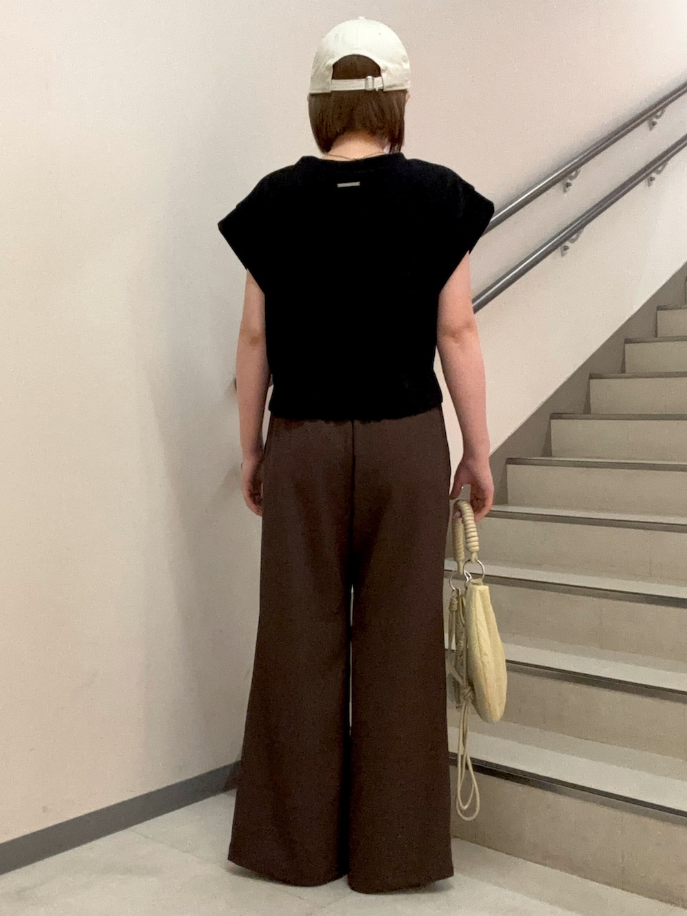 ブラック系のTシャツ/カットソー、ブラウン系のその他パンツ、ブラウン系のサンダルを着用したレディースの夏コーディネートの5枚目の写真