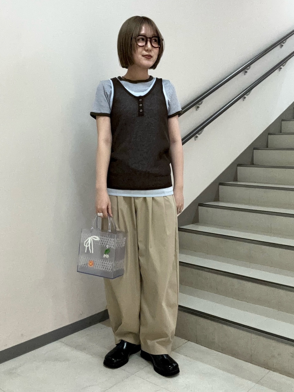 ブルー系のTシャツ/カットソー、ブラウン系のタンクトップ、ベージュ系のその他パンツを着用したレディースの春コーディネートの2枚目の写真