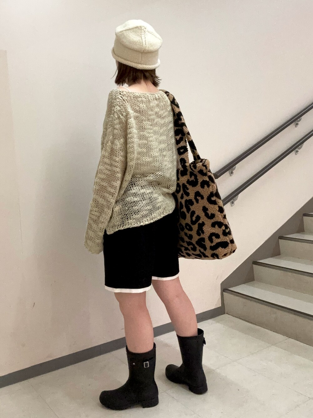 ベージュ系のニット/セーター、ブラック系のその他パンツ、その他のトートバッグを着用したレディースの秋コーディネートの4枚目の写真