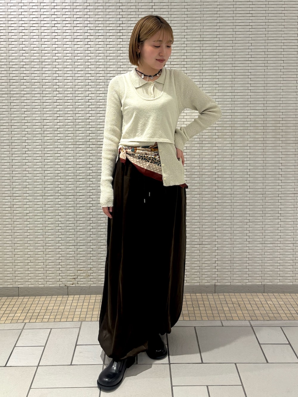 グリーン系のニット/セーター、グリーン系のその他パンツ、ブラック系のその他シューズを着用したレディースの冬コーディネートの2枚目の写真