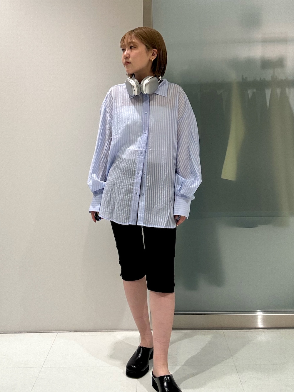 ブルー系のシャツ/ブラウス、ブラック系のその他パンツ、ブラック系のサンダルを着用したレディースの春コーディネートの5枚目の写真