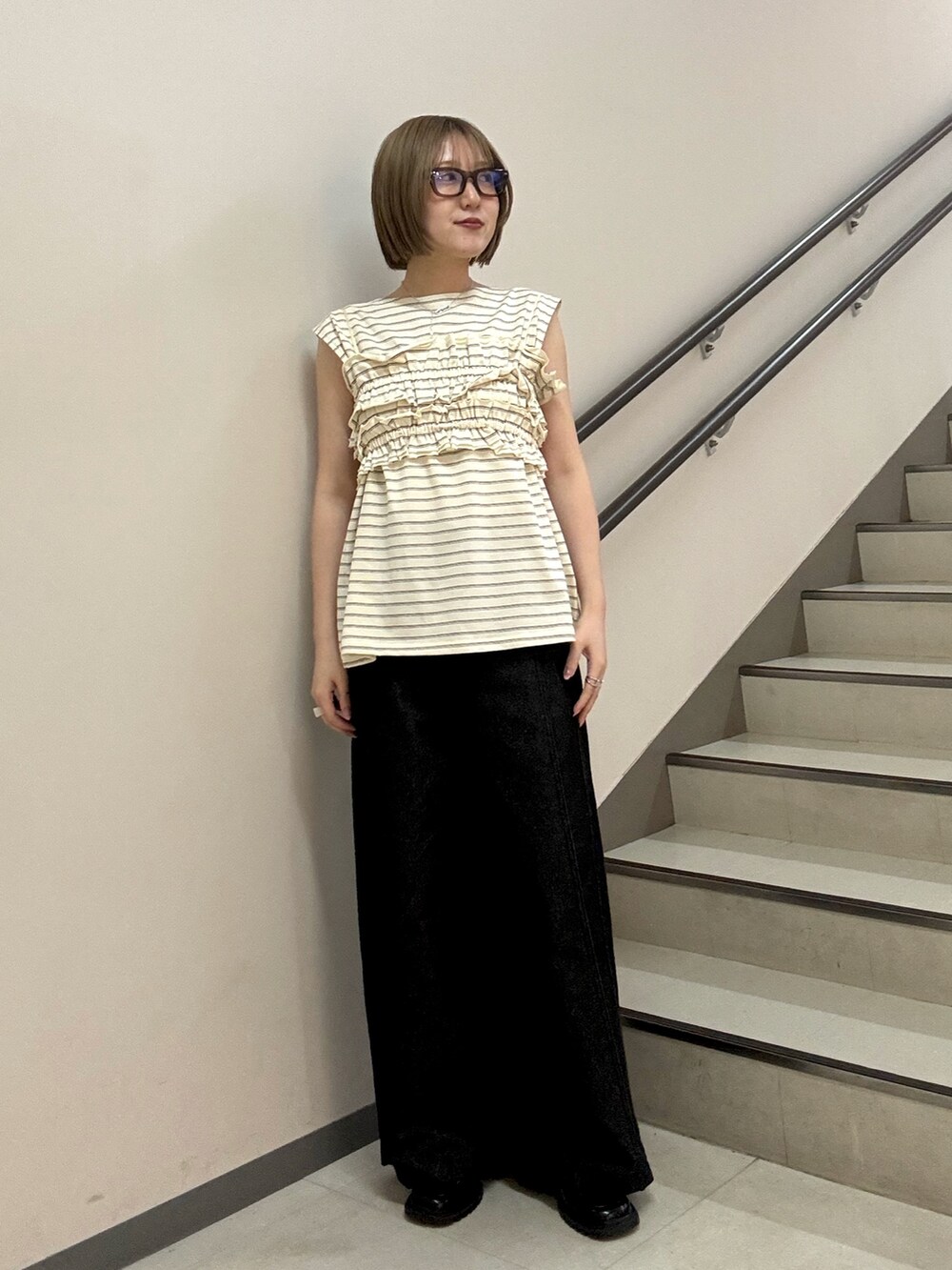 ホワイト系のTシャツ/カットソー、ブラック系のデニムパンツを着用したレディースの春コーディネートの3枚目の写真