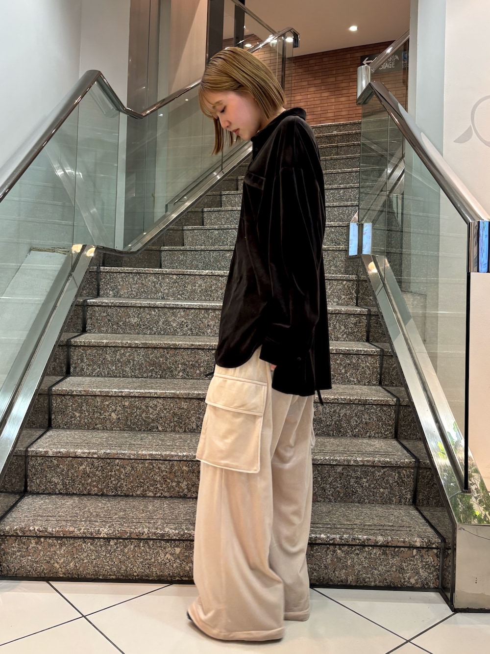 ブラック系のシャツ/ブラウス、ブラック系のボストンバッグ、ベージュ系のその他パンツを着用したレディースの冬コーディネートの4枚目の写真