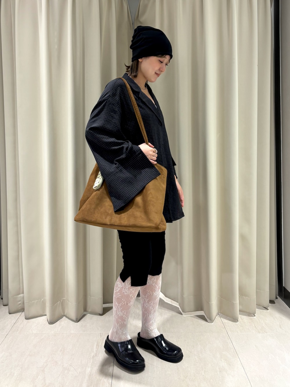 グレー系のシャツ/ブラウス、ブラック系のその他パンツ、ブラック系のサンダルを着用したレディースの秋コーディネートの4枚目の写真