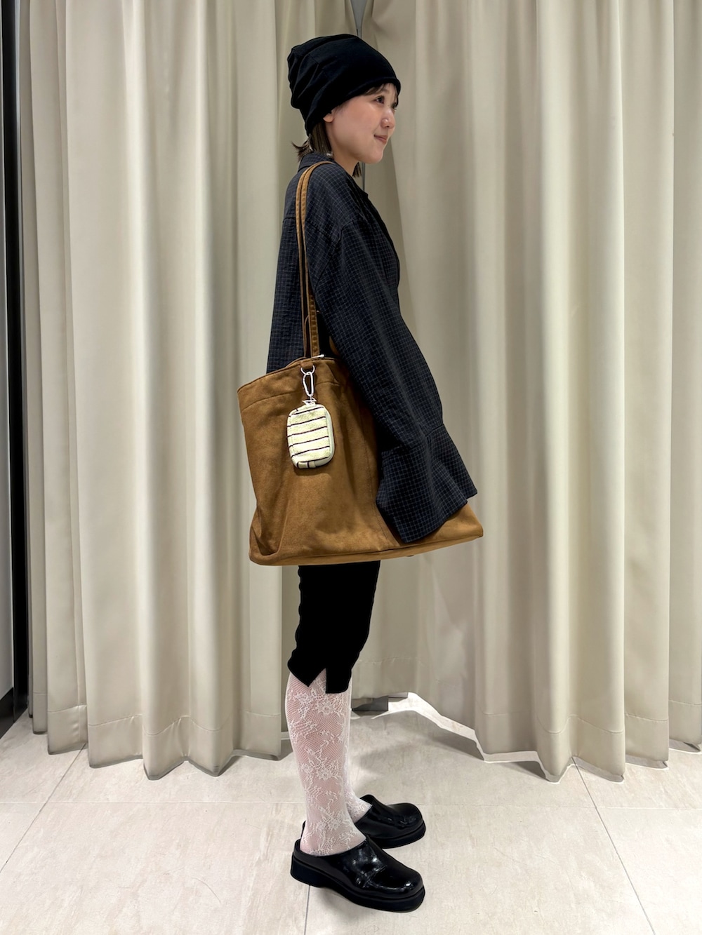 グレー系のシャツ/ブラウス、ブラック系のその他パンツ、ブラック系のサンダルを着用したレディースの秋コーディネートの5枚目の写真