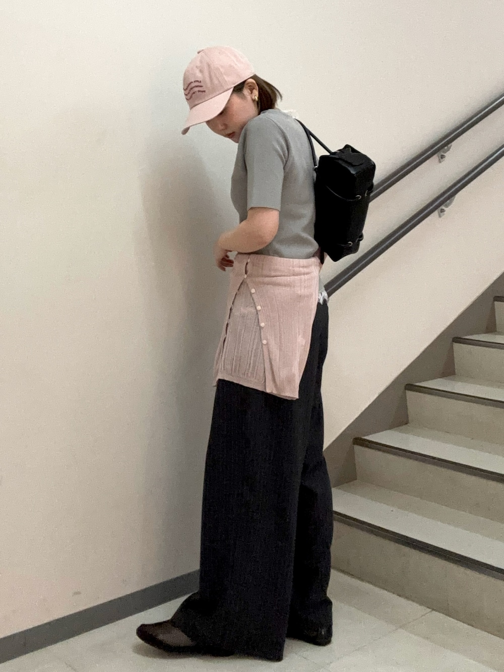 グレー系のニット/セーター、グレー系のその他パンツ、ピンク系のニット/セーターを着用したレディースの夏コーディネートの3枚目の写真