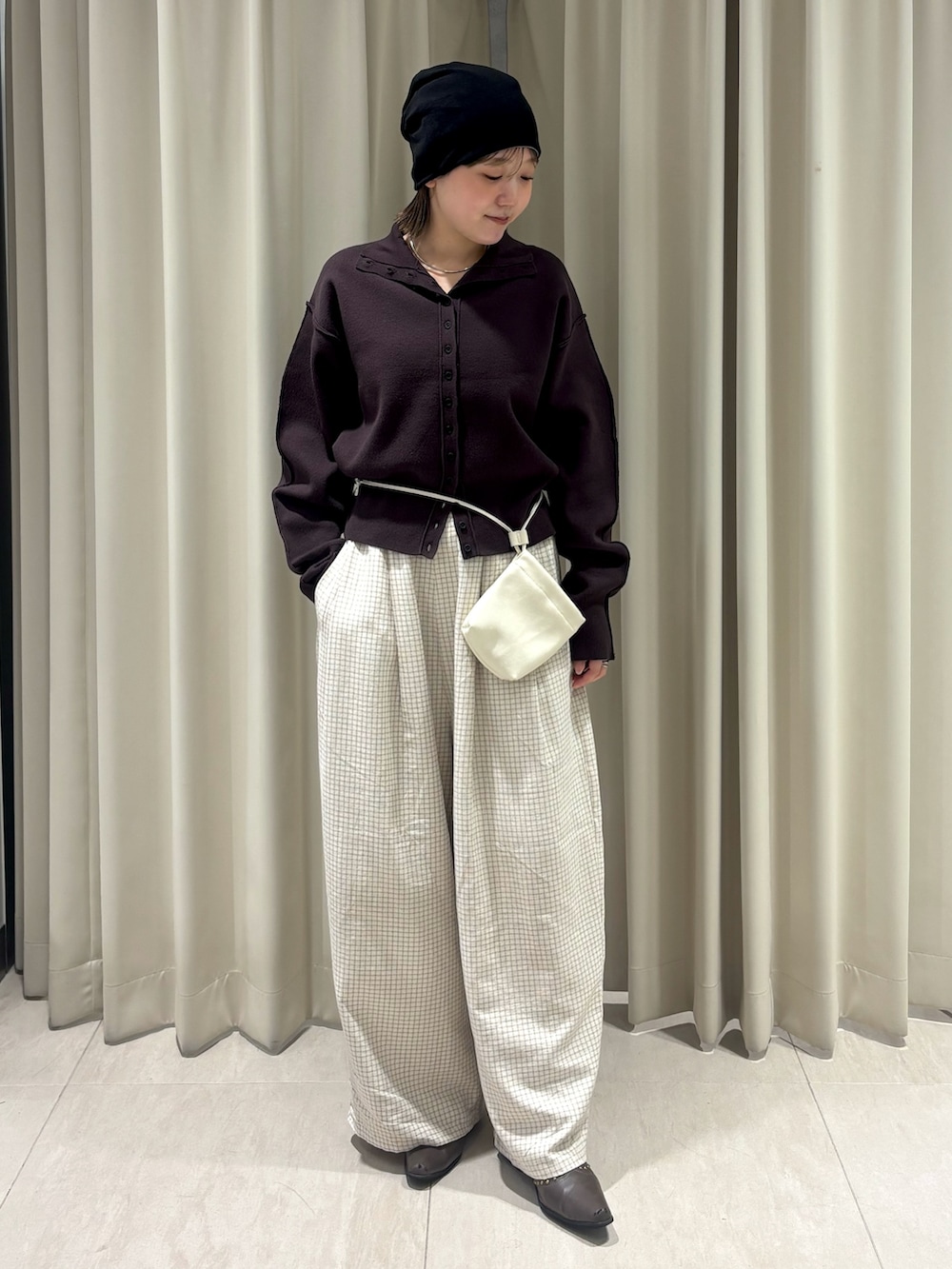 ブラウン系のニット/セーター、ホワイト系のその他パンツ、ホワイト系のポーチを着用したレディースの秋コーディネートの2枚目の写真