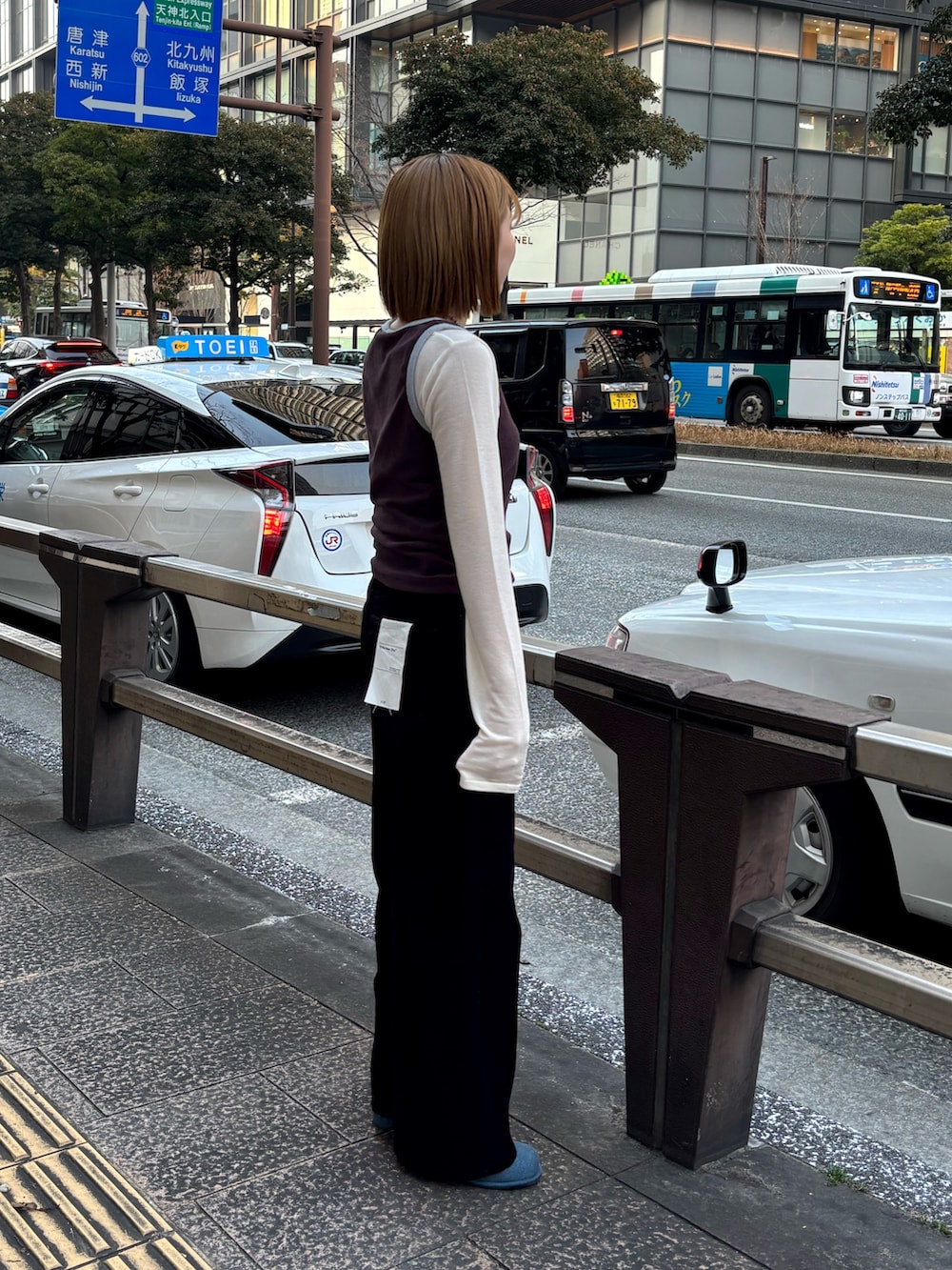 ホワイト系のTシャツ/カットソー、ブラック系のデニムパンツ、ブルー系のサンダルを着用したレディースの冬コーディネートの5枚目の写真