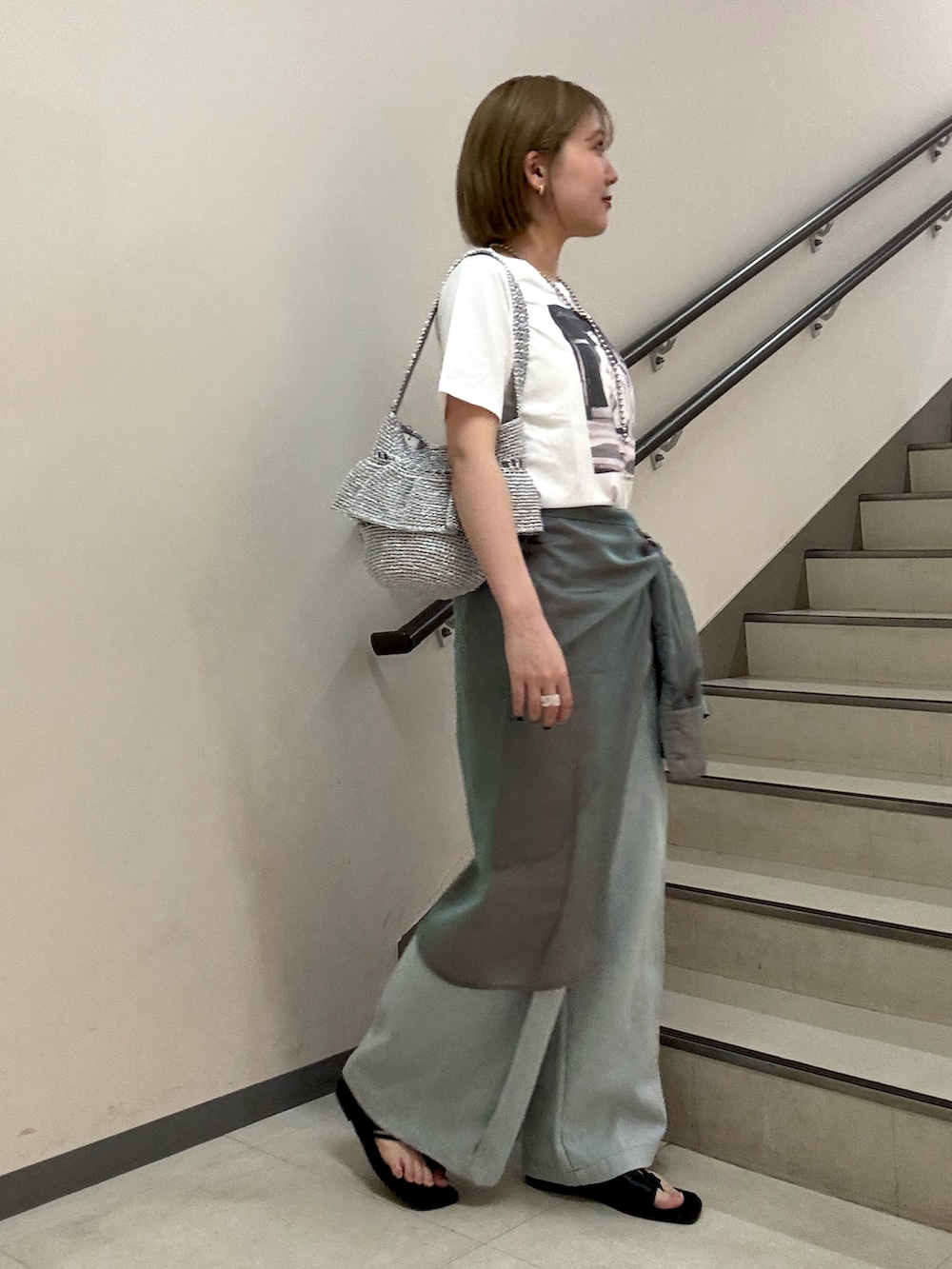 その他のTシャツ/カットソー、ブルー系のデニムパンツ、グリーン系のシャツ/ブラウスを着用したレディースの春コーディネートの3枚目の写真