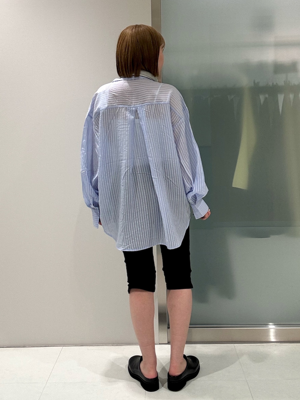 ブルー系のシャツ/ブラウス、ブラック系のその他パンツ、ブラック系のサンダルを着用したレディースの春コーディネートの4枚目の写真