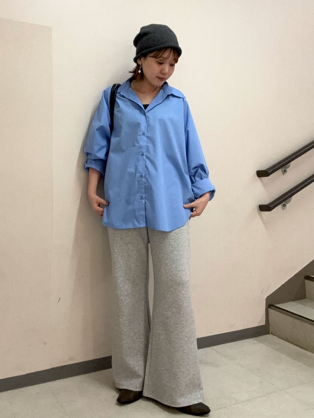 ブルー系のシャツ/ブラウス、グレー系のその他パンツ、ブラック系のボストンバッグを着用したレディースの秋コーディネートの5枚目の写真