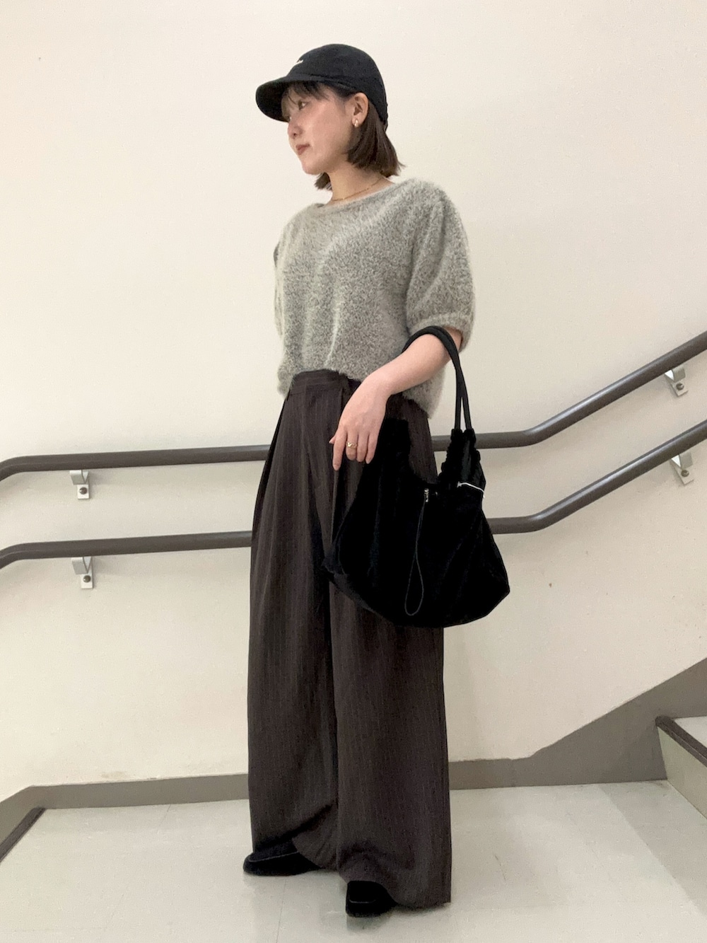 ブラウン系のその他パンツ、ブラック系のトートバッグ、グレー系のニット/セーターを着用したレディースの夏コーディネートの3枚目の写真