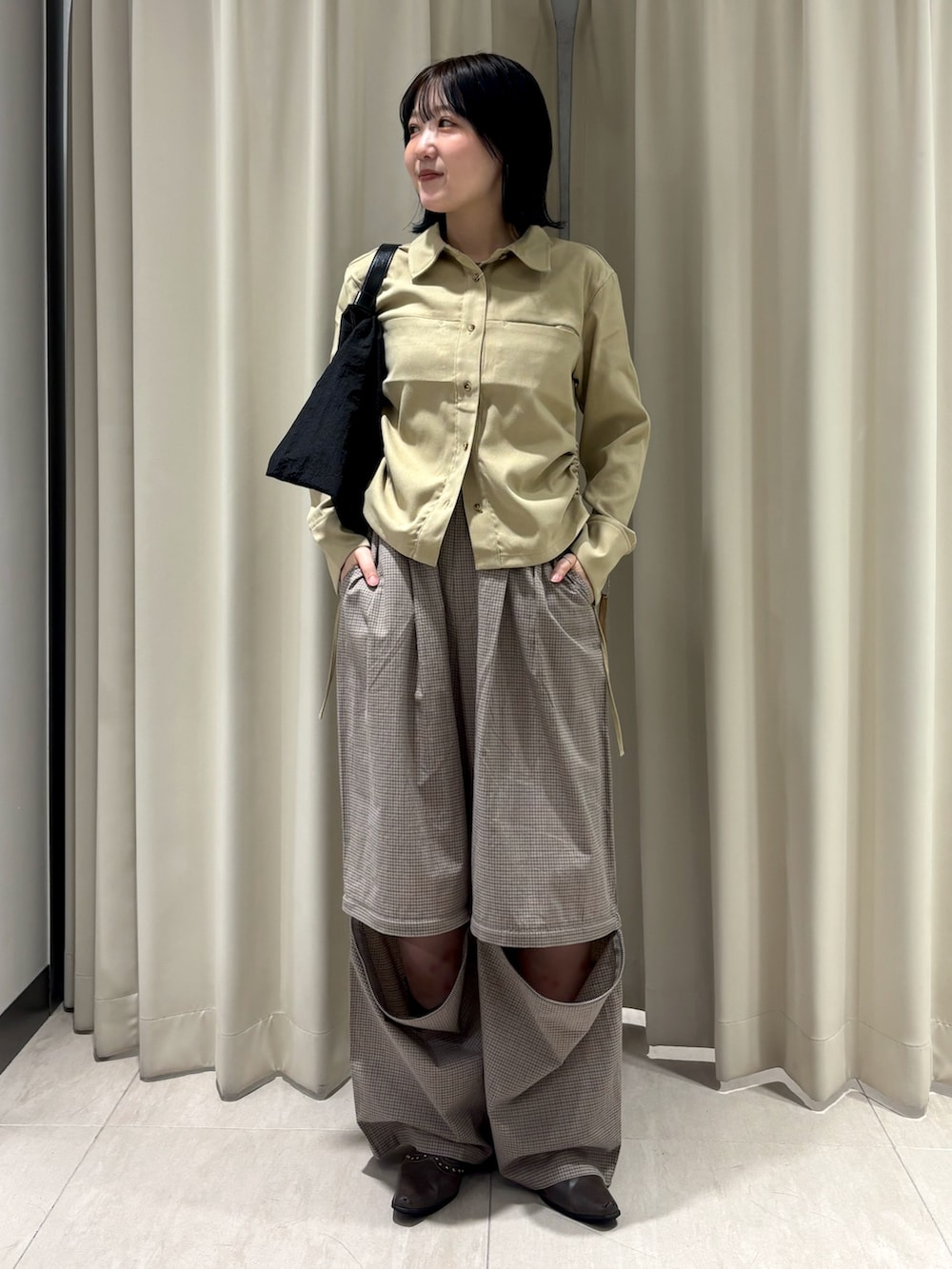 ベージュ系のその他パンツ、ブラック系のハンドバッグ、ベージュ系のシャツ/ブラウスを着用したレディースの秋コーディネートの3枚目の写真