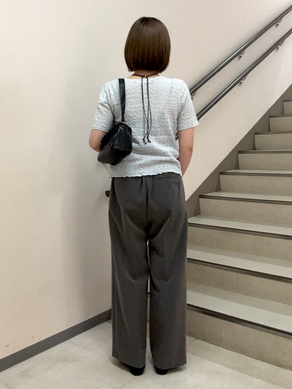 ブルー系のカーディガン/ボレロ、グレー系のスラックス、ブラック系のショルダーバッグを着用したレディースの夏コーディネートの4枚目の写真