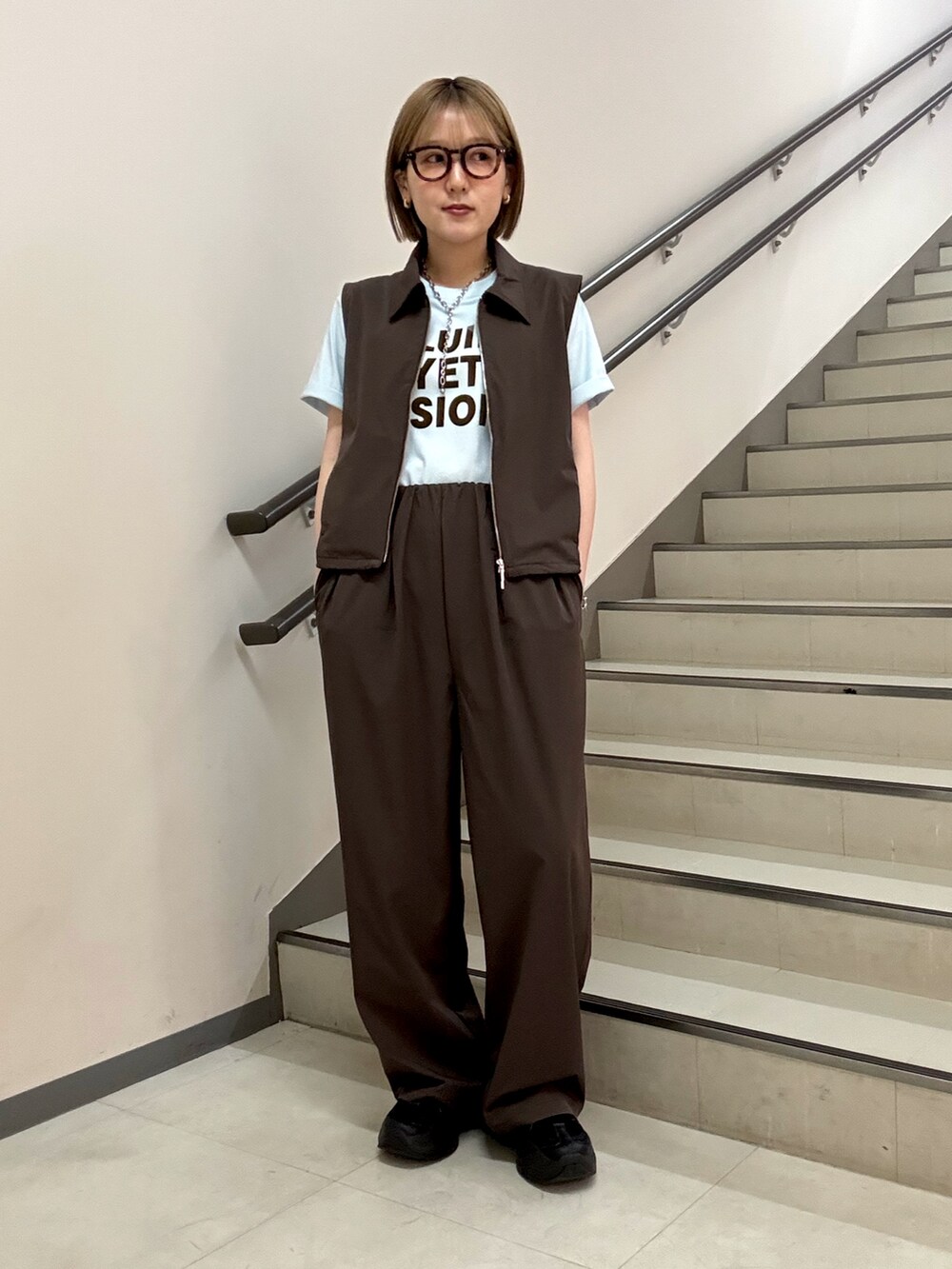 ブラウン系のベスト、ブラウン系のその他パンツ、その他のTシャツ/カットソーを着用したレディースの春コーディネートの2枚目の写真