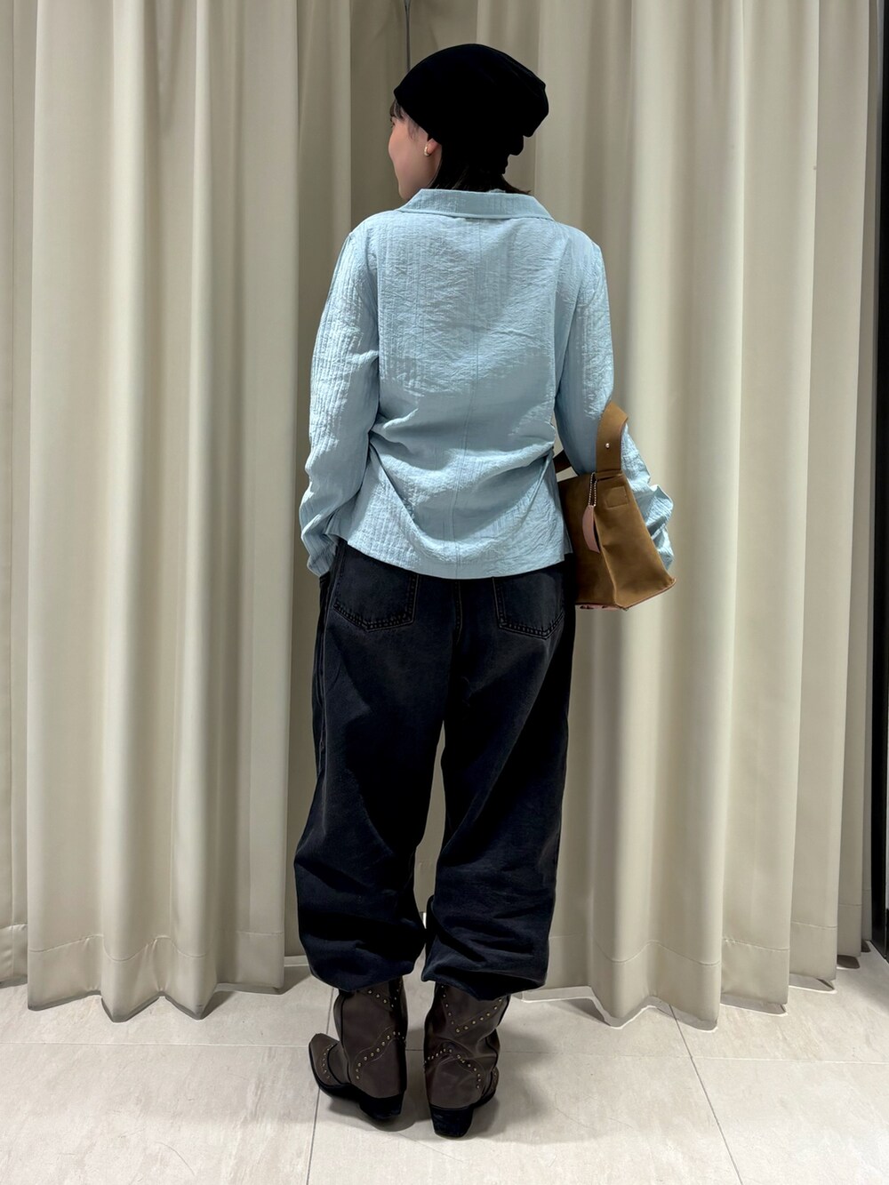 ブルー系のシャツ/ブラウス、ブラック系のデニムパンツ、イエロー系のショルダーバッグを着用したレディースの秋コーディネートの4枚目の写真