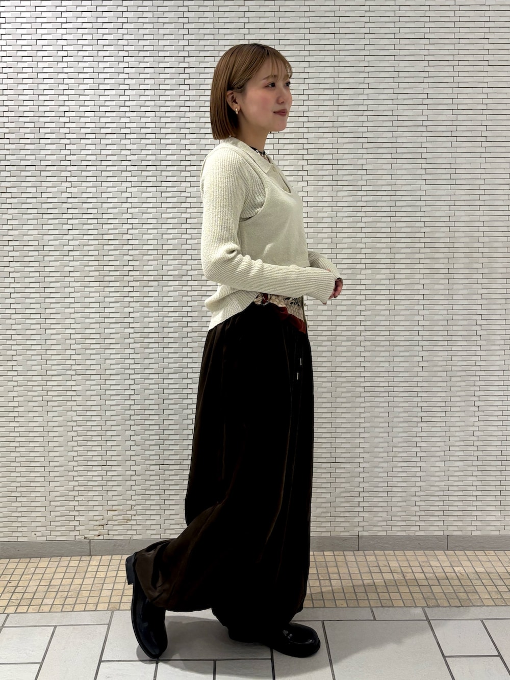 グリーン系のニット/セーター、グリーン系のその他パンツ、ブラック系のその他シューズを着用したレディースの冬コーディネートの3枚目の写真