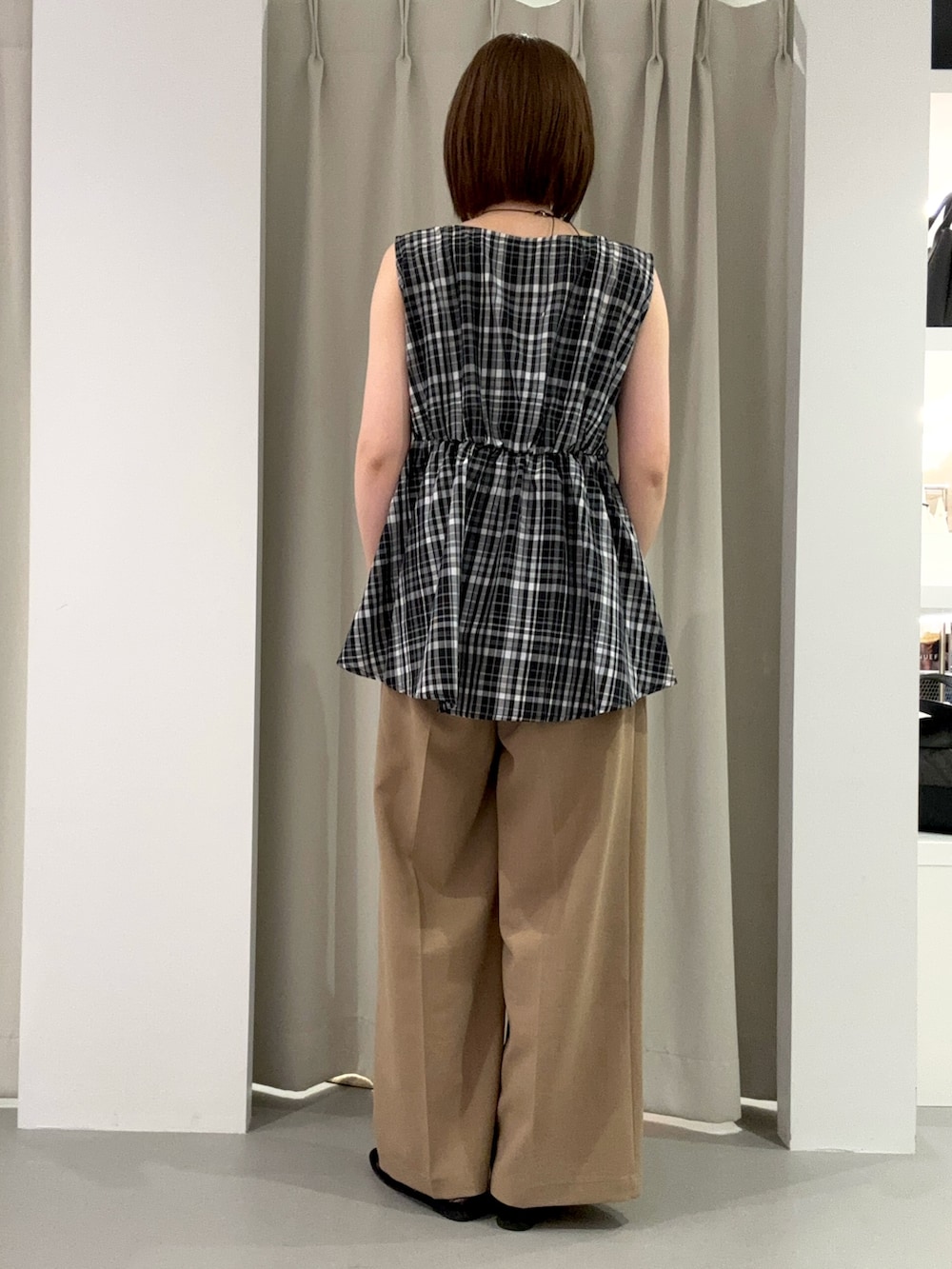 ブラック系のシャツ/ブラウス、ベージュ系のその他パンツ、ブラック系のショルダーバッグを着用したレディースの夏コーディネートの4枚目の写真