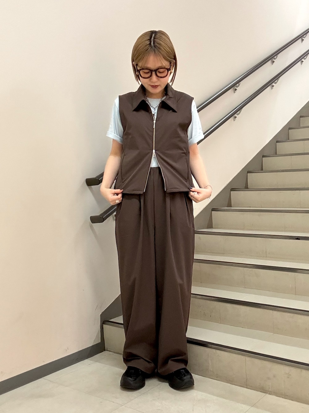 ブラウン系のベスト、ブラウン系のその他パンツ、その他のTシャツ/カットソーを着用したレディースの春コーディネートの3枚目の写真