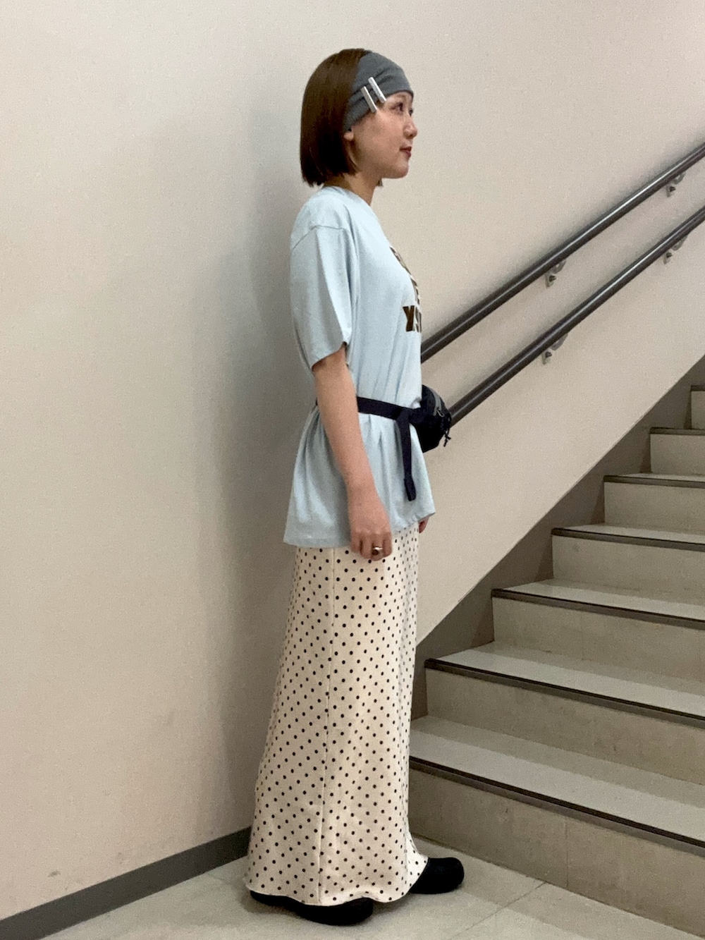 その他のTシャツ/カットソー、ホワイト系のスカート、グレー系のヘアバンドを着用したレディースの夏コーディネートの4枚目の写真
