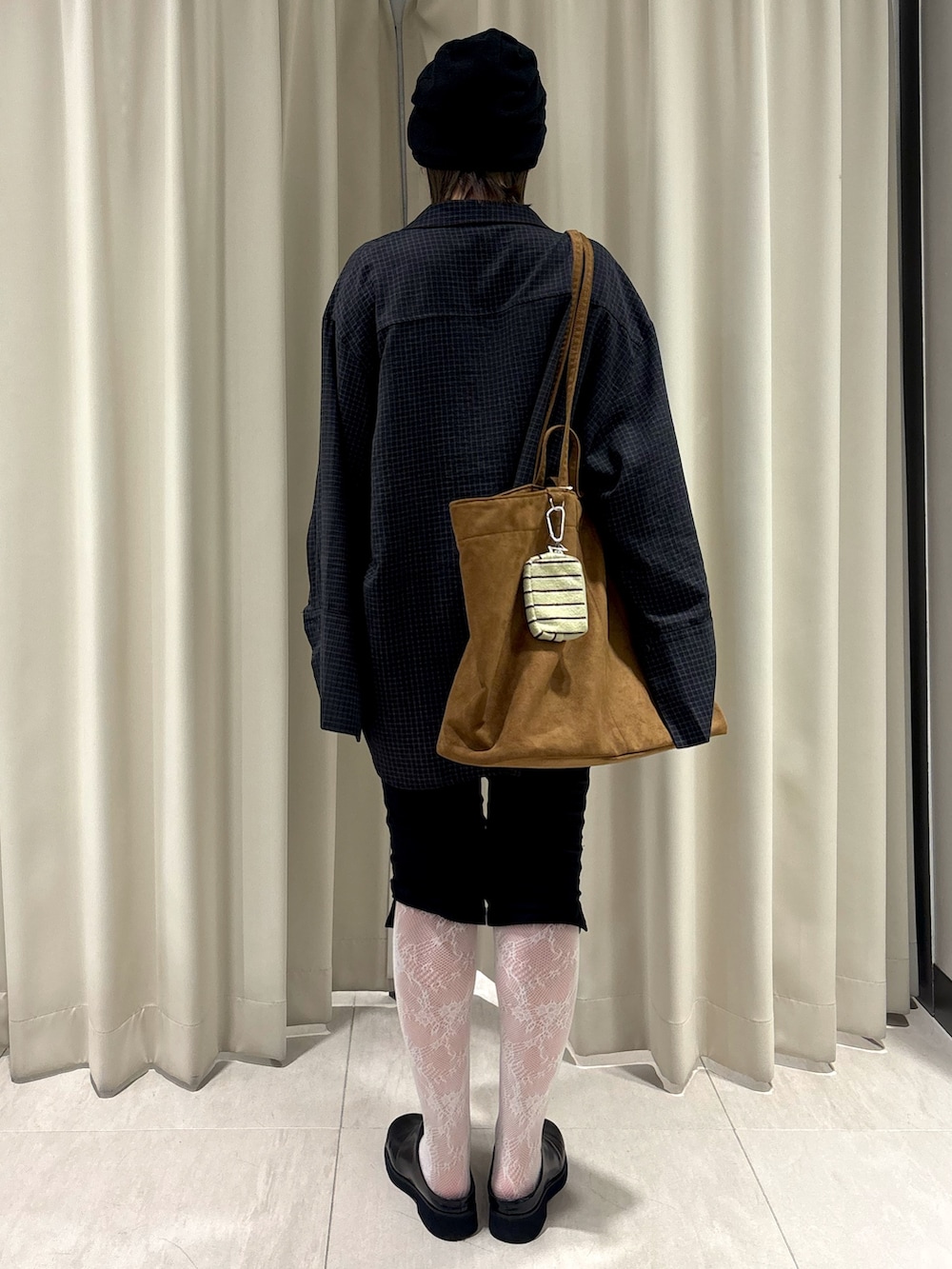 グレー系のシャツ/ブラウス、ブラック系のその他パンツ、ブラック系のサンダルを着用したレディースの秋コーディネートの6枚目の写真