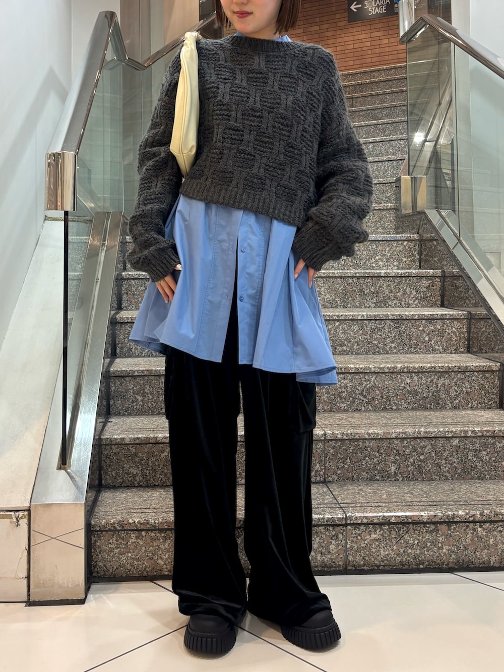 ブルー系のワンピース、ブラック系のその他パンツ、グレー系のニット/セーターを着用したレディースの冬コーディネートの3枚目の写真