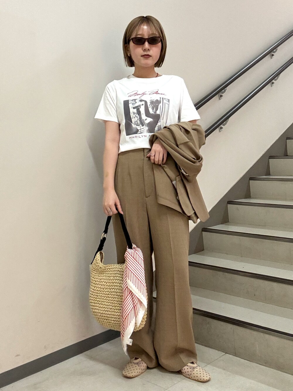 ベージュ系のその他パンツ、ベージュ系のトートバッグ、その他のTシャツ/カットソーを着用したレディースの春コーディネートの4枚目の写真