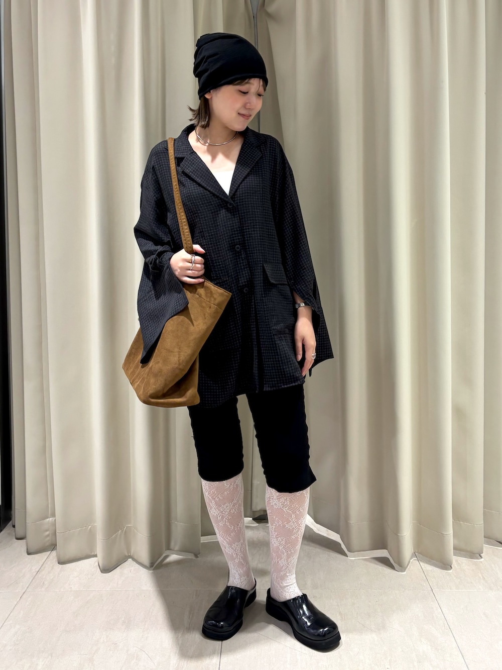 グレー系のシャツ/ブラウス、ブラック系のその他パンツ、ブラック系のサンダルを着用したレディースの秋コーディネートの3枚目の写真