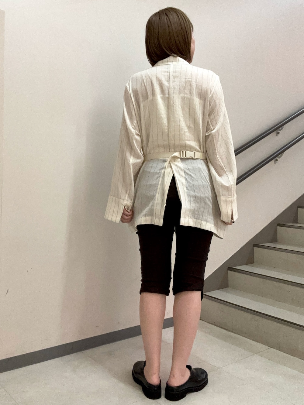 ブラウン系のその他パンツ、ホワイト系のその他アウター、ホワイト系のキャミソールを着用したレディースの夏コーディネートの4枚目の写真