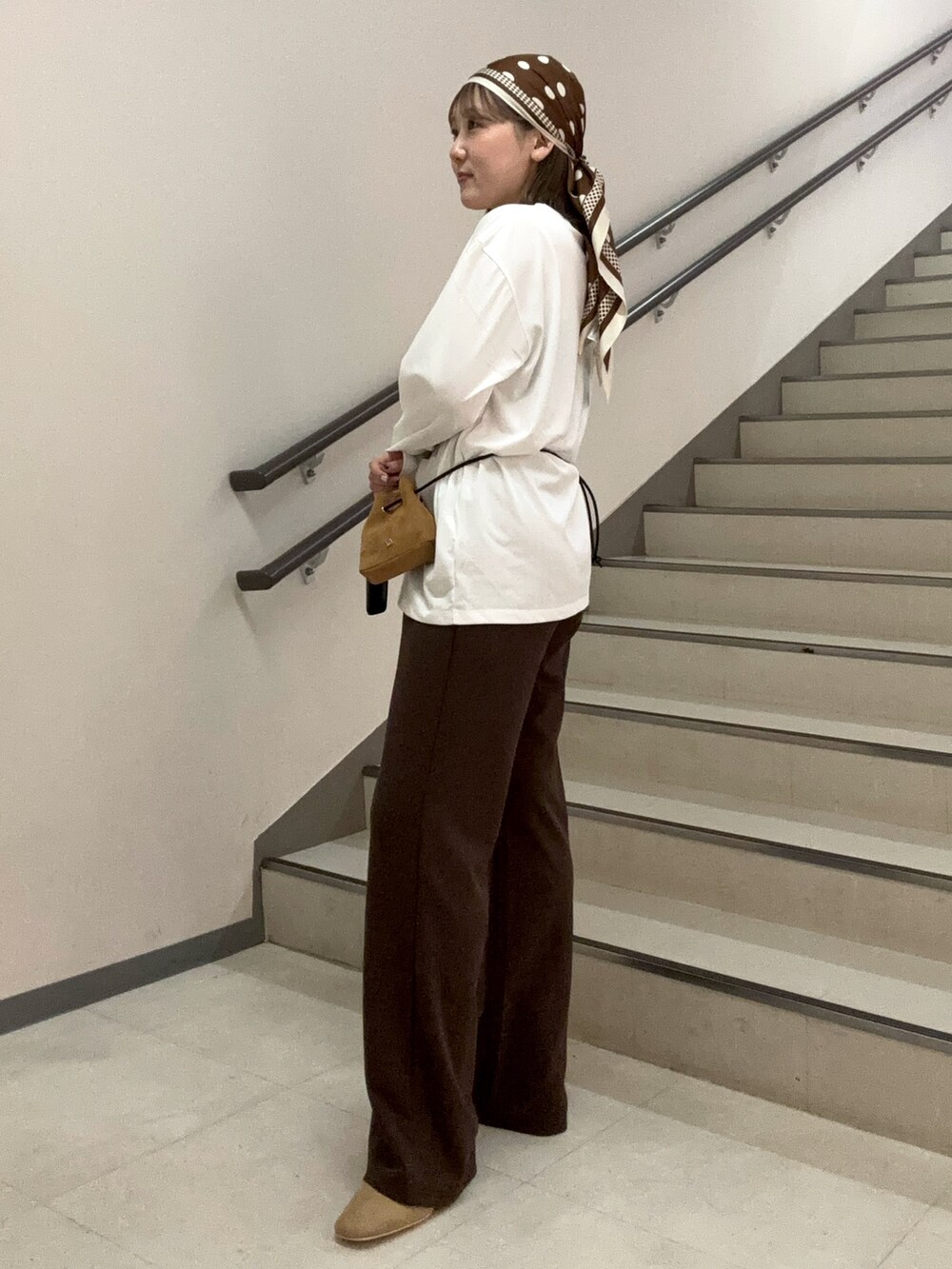 ブラウン系のその他パンツ、イエロー系のショルダーバッグ、その他のTシャツ/カットソーを着用したレディースの秋コーディネートの5枚目の写真