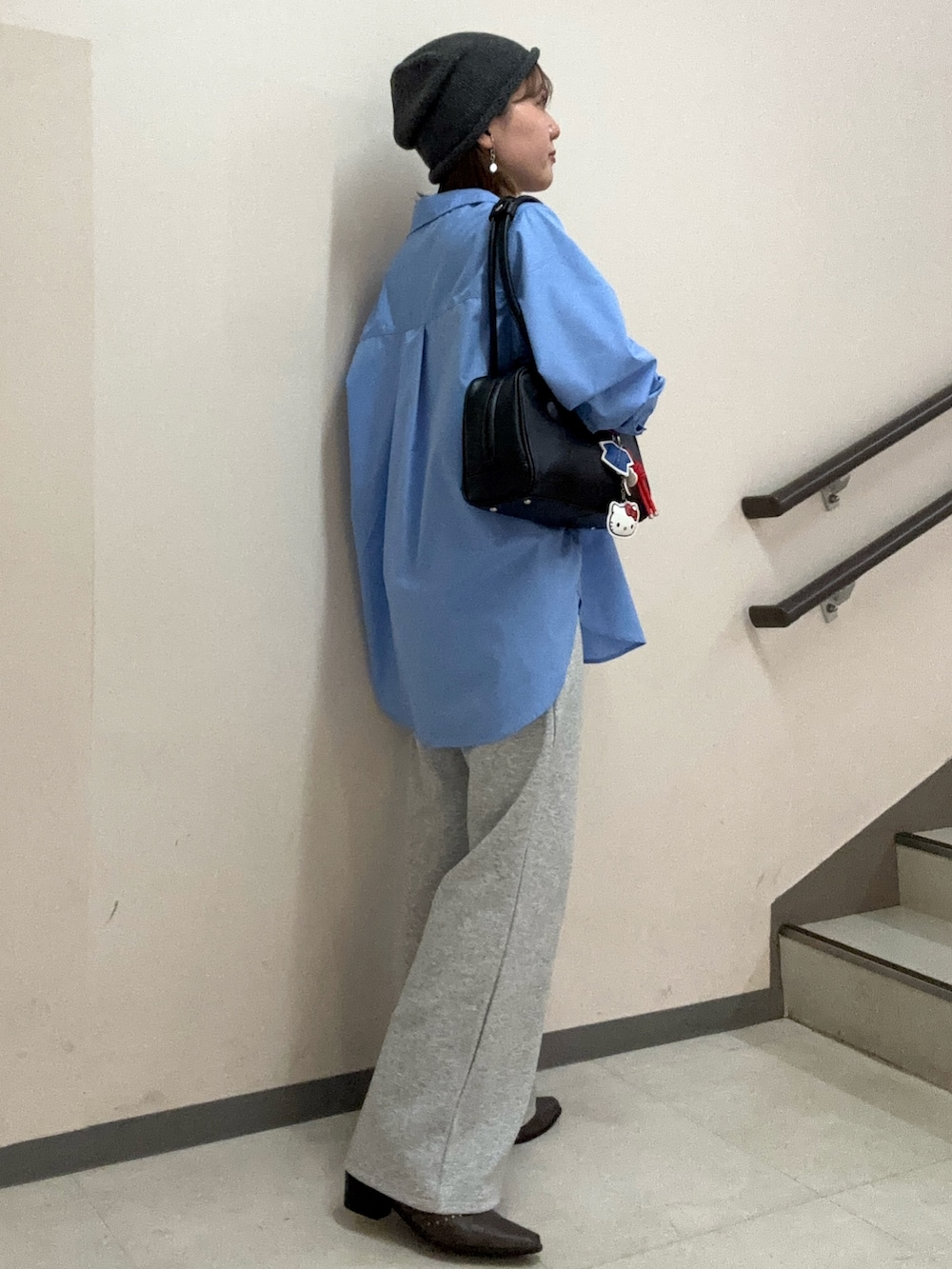 ブルー系のシャツ/ブラウス、グレー系のその他パンツ、ブラック系のボストンバッグを着用したレディースの秋コーディネートの4枚目の写真
