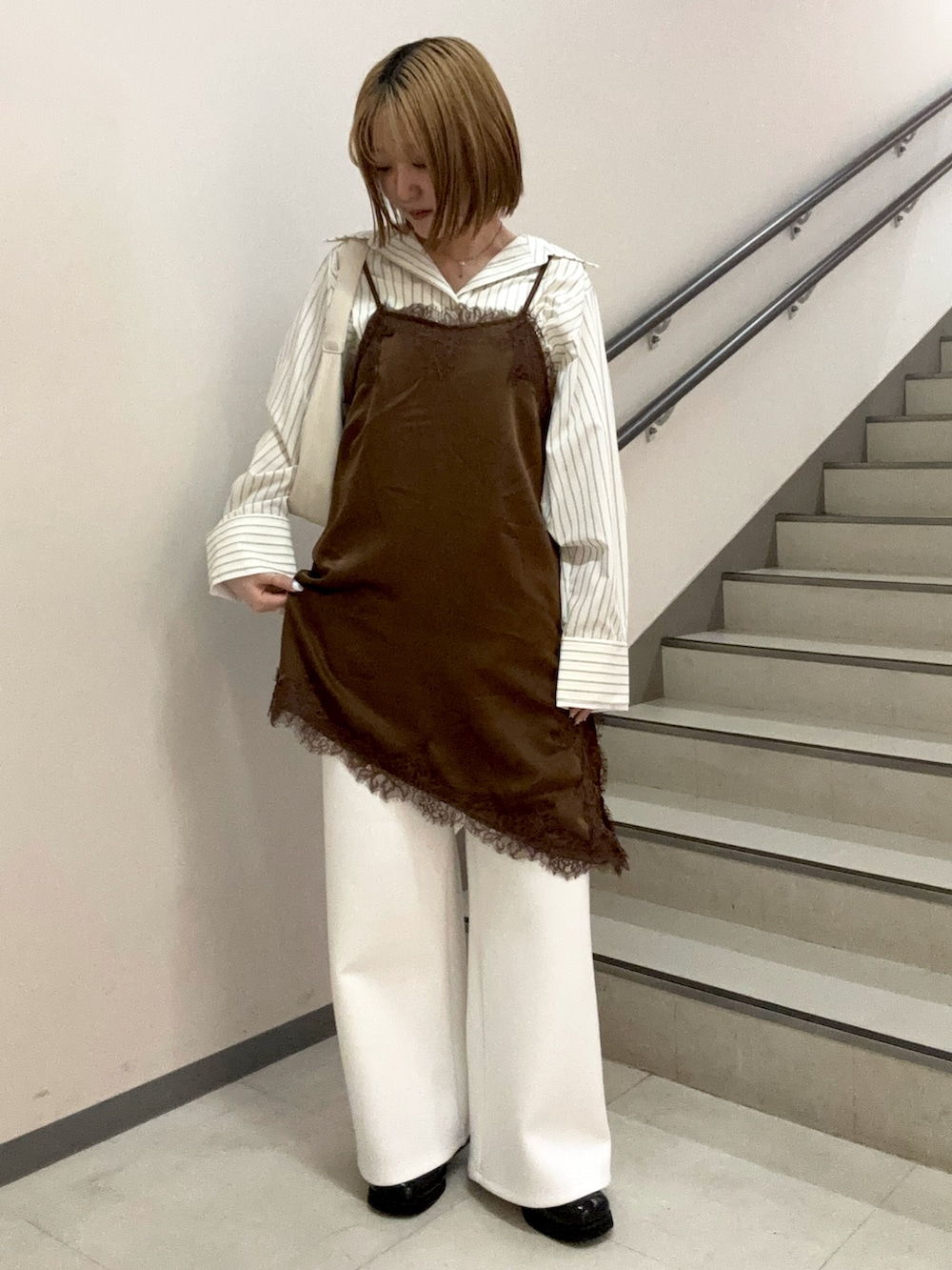 ホワイト系のその他パンツ、ベージュ系のハンドバッグ、ブラウン系のキャミソールを着用したレディースの春コーディネートの4枚目の写真