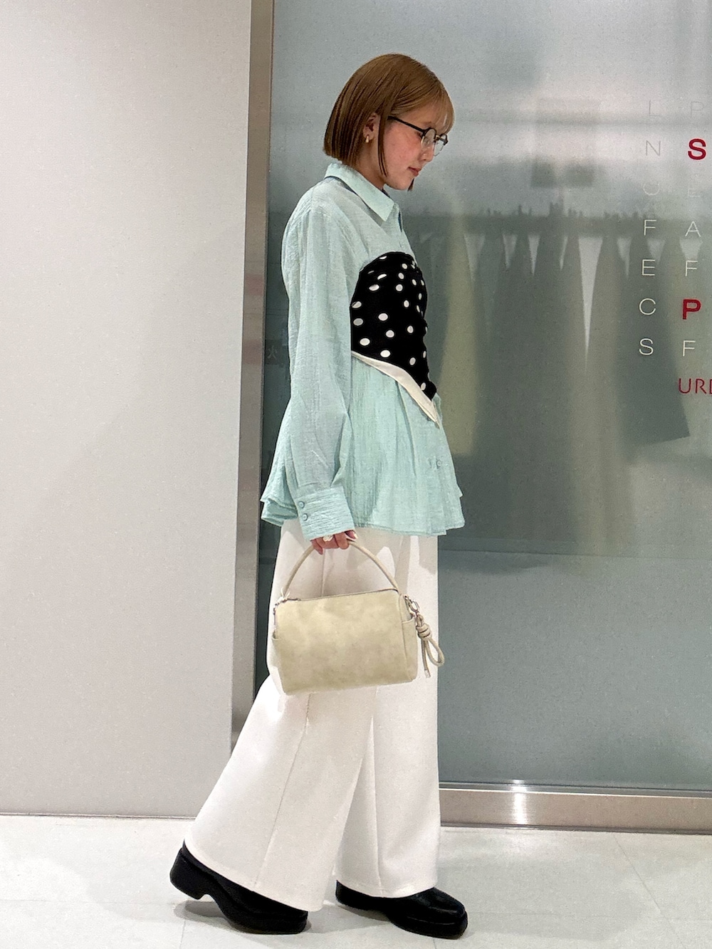 ベージュ系のハンドバッグ、ホワイト系のその他パンツ、グリーン系のシャツ/ブラウスを着用したレディースの春コーディネートの4枚目の写真