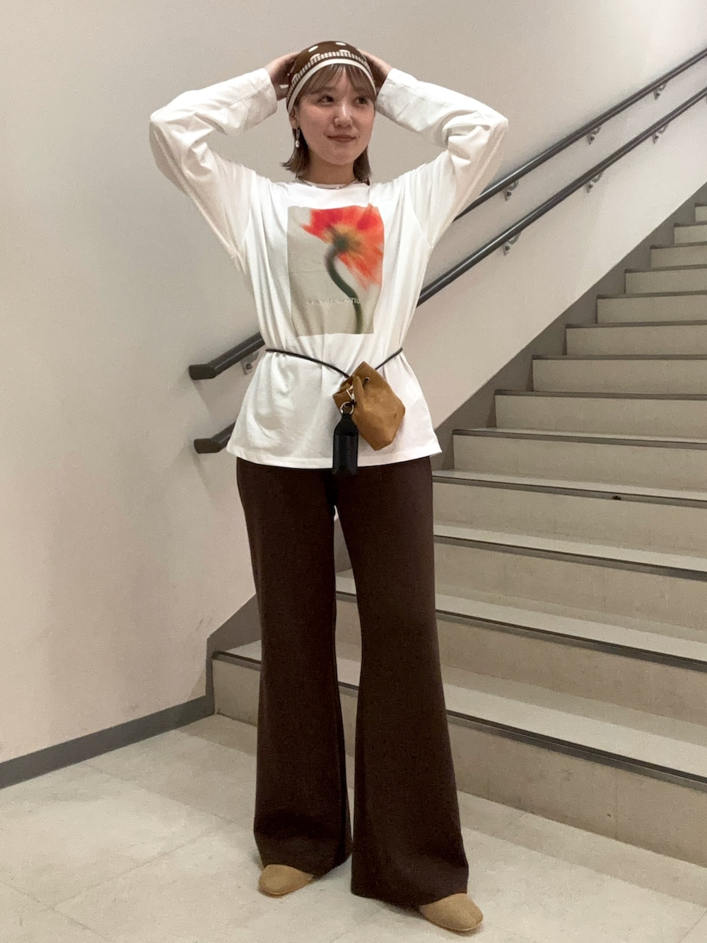 ブラウン系のその他パンツ、イエロー系のショルダーバッグ、その他のTシャツ/カットソーを着用したレディースの秋コーディネートの3枚目の写真